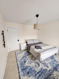 a bedroom with a large bed and a rug at Ottawa Downtown Cozy Guesthouse in Ottawa