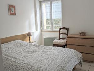 Llit o llits en una habitació de Appart vue mer-au pied du chemin de randonnée " Bassan"