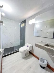ein Bad mit einem WC und einer Dusche in der Unterkunft Villa Effi in El Porvenir