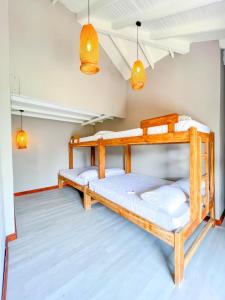 2 Etagenbetten in einem Zimmer mit Beleuchtung in der Unterkunft Villa Effi in El Porvenir
