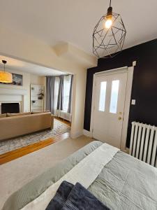 um quarto com uma cama grande e uma lareira em Ottawa Downtown Cozy Guesthouse em Ottawa