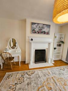 a living room with a fireplace and a mirror at Ottawa Downtown Cozy Guesthouse in Ottawa