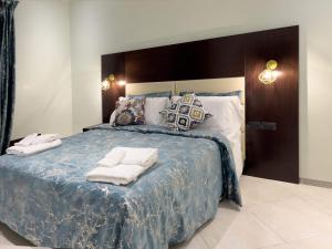 - une chambre avec un grand lit et 2 serviettes dans l'établissement Sofia Guest House, à Rome