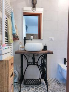La salle de bains est pourvue d'un lavabo et d'un miroir. dans l'établissement Casale dei ricordi, à Arce