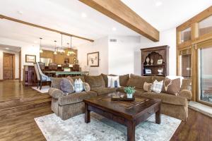 een woonkamer met een bank en een tafel bij Deer Valley Powder Run Perfection B12 in Park City