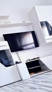 salon z telewizorem na białej szafce w obiekcie Apartment Sekulic w mieście Doboj