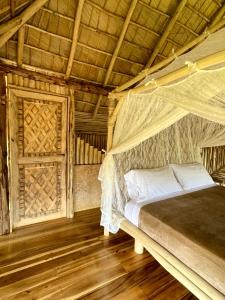 sypialnia z łóżkiem w drewnianym pokoju w obiekcie Treehouse waterfalls El Limón D-03 w mieście El Limón