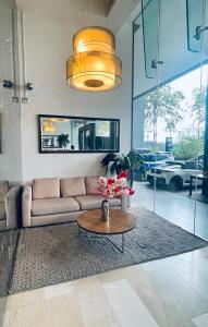 een woonkamer met een bank en een tafel bij M City Ampang Apartment by ICONUS in Kuala Lumpur