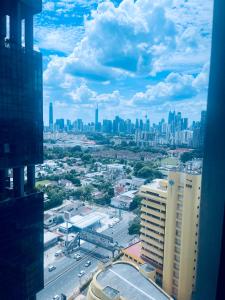 een uitzicht op de stad vanuit een gebouw bij M City Ampang Apartment by ICONUS in Kuala Lumpur