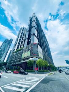 een hoog gebouw met auto's geparkeerd op een parkeerplaats bij M City Ampang Apartment by ICONUS in Kuala Lumpur