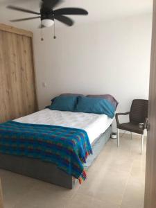 Voodi või voodid majutusasutuse Excelente apartamento toas +5 fotot
