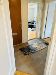 korytarz z drzwiami i dywanem na podłodze w obiekcie Cozy Apartment Aarhus C w mieście Aarhus