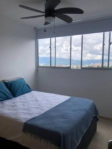 Voodi või voodid majutusasutuse Excelente apartamento toas