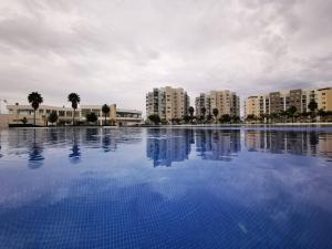 una gran piscina de agua con edificios en el fondo en Dream Lagoon, 15 min Aeropuerto, en Monterrey