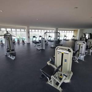 un gimnasio con varias cintas de correr y máquinas en una habitación en Dream Lagoon, 15 min Aeropuerto, en Monterrey