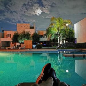 una piscina con pies en el agua en Dream Lagoon, 15 min Aeropuerto, en Monterrey