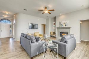 Χώρος καθιστικού στο Frisco Spacious & Cozy Bling Home by Aya