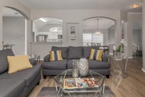 sala de estar con sofá y mesa en Frisco Spacious & Cozy Bling Home by Aya en Frisco