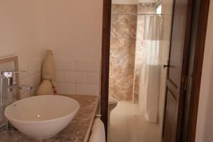 a bathroom with a sink and a toilet and a shower at Habitación con amplia terraza en Encarnacion in Encarnación