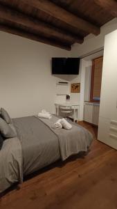 ein Schlafzimmer mit einem Bett mit zwei Handtüchern darauf in der Unterkunft Mina Home in Gorizia