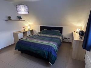 sypialnia z łóżkiem i biurkiem w obiekcie Ter Zwaanhoek w Ostendzie