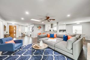 ein Wohnzimmer mit einem grauen Sofa und blauen Stühlen in der Unterkunft Fantastic Luxury 5 BR with Hot-tub close to Downtown Dallas in Dallas