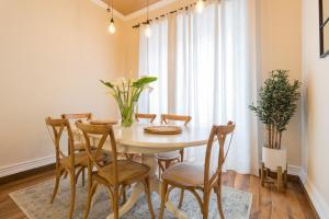 - une salle à manger avec une table et des chaises dans l'établissement Canto do Atlantico - City Centre, à Ponta Delgada