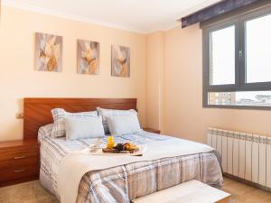 Un dormitorio con una cama con una bandeja de fruta. en Apartamento "EL PEDROSO" en Tordesillas