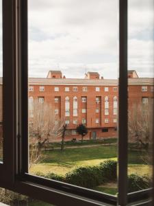 una ventana con vistas a un edificio en Apartamento "EL PEDROSO" en Tordesillas