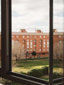 una vista de un edificio desde una ventana en Apartamento "EL PEDROSO", en Tordesillas