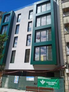 un edificio con una ventana verde en el lateral. en AMIZADE APARTAMENTO, en Pontevedra