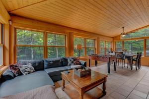 sala de estar con sofá y mesa en Fiddler Lake Resort Chalet Bear 34 en Mille-Isles