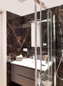 een badkamer met een wastafel en een spiegel bij BAYRIA HOME in Bari