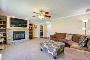 uma sala de estar com um sofá e uma lareira em Newport Home with Private Hot Tub and Mountain View! em Newport