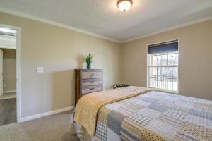 um quarto com uma cama, uma cómoda e uma janela em Newport Home with Private Hot Tub and Mountain View! em Newport