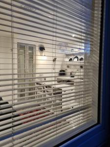 a window with blinds in a kitchen with a table at Pension Zum Burgwächter in Rahden