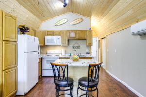 una cucina con elettrodomestici bianchi e armadietti in legno di 10 Mi to Natl Park Smoky Mountains Getaway a Newport Altre 20 foto