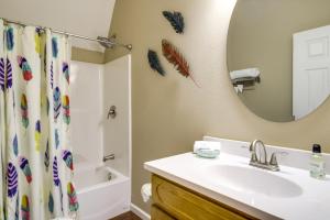 un bagno con lavandino e specchio di 10 Mi to Natl Park Smoky Mountains Getaway a Newport