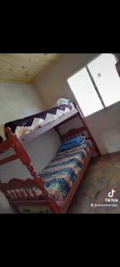 Katil dua tingkat atau katil-katil dua tingkat dalam bilik di TINKUNAKAMA