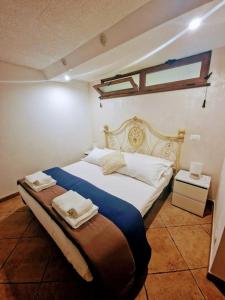 una camera da letto con un letto e due asciugamani di Casa vacanza Castello a Cagliari