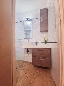 bagno con lavandino e specchio di Casa vacanza Castello a Cagliari