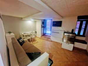 a living room with a couch and a kitchen at Casa vacanza Castello in Cagliari