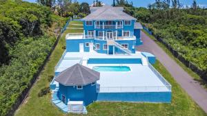 Výhled na bazén z ubytování The Blue Mansion A Paradise Oasis nebo okolí