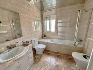 Koupelna v ubytování TheHavenEscape Penthouse Pool & Sea View near Barcelona