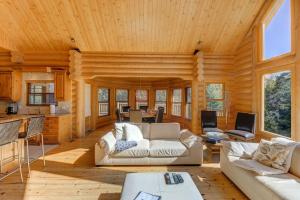 uma sala de estar com um sofá e uma mesa em Fiddler Lake Resort Chalet Deer 59 em Mille-Isles