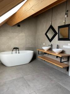 uma casa de banho com 2 lavatórios e uma banheira em Luxe Retreatsecret Of Ledeacker 