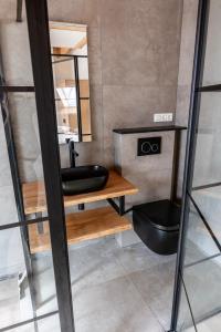 uma casa de banho com um lavatório preto e um espelho em Luxe Retreatsecret Of Ledeacker 