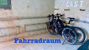 Dos bicicletas están estacionadas junto a una pared. en Denkmal-Wohnung in Bamberg, en Bamberg