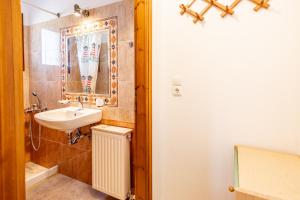 een badkamer met een wastafel en een spiegel bij House for two!! in Angairiá