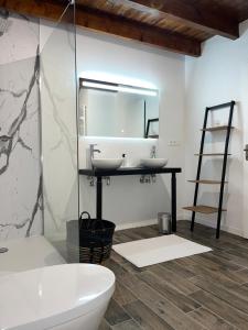 ein Bad mit einem Waschbecken und einem Spiegel in der Unterkunft Gîte Le Perche Rose in Eymet